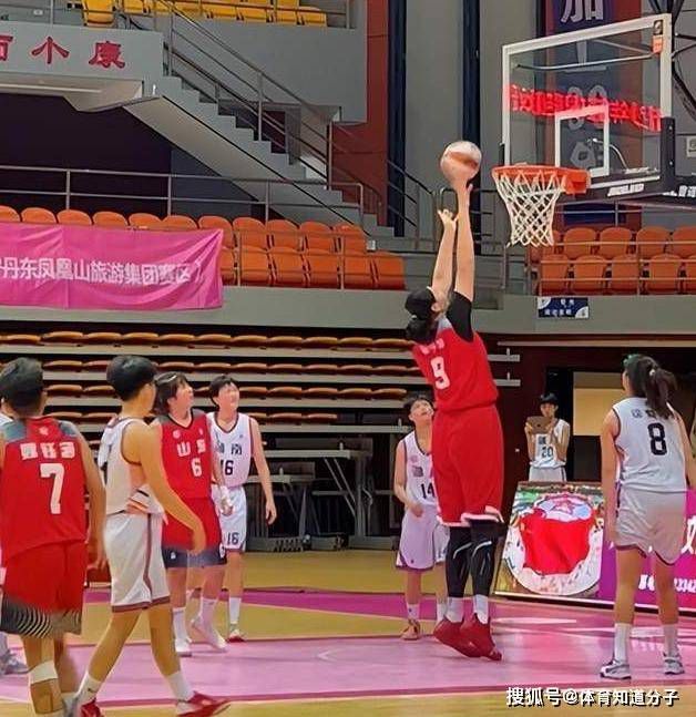 麦卡利斯特表示：“坦白说，像这样踢比赛太难了，昨天我们在球队会议上讨论了曼城，讨论了我们想要的比赛方式，而那时候我都无法睁开眼睛。